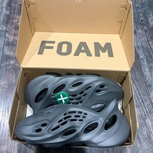 Yeezy Foam Runners - Gray